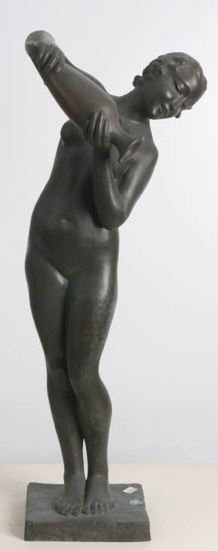 Donna nuda in atto di versare acqua da un vaso