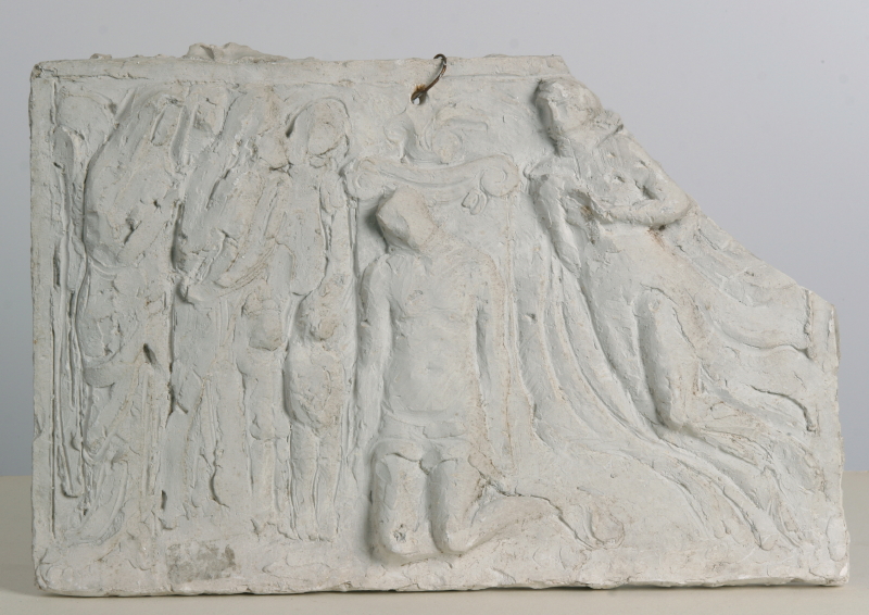 Figura inginocchiata e angeli