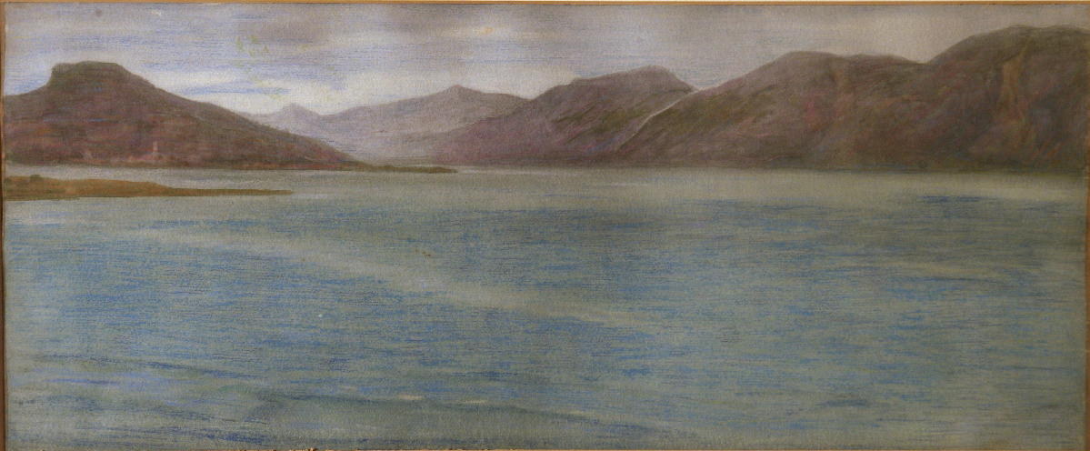 Veduta di lago coronato da monti
